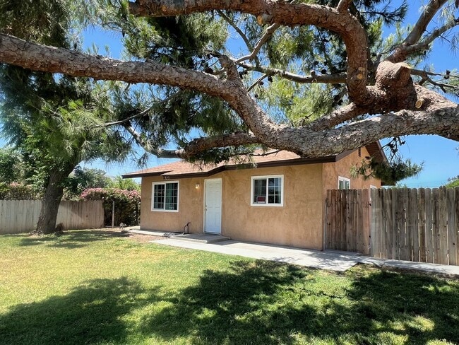 Building Photo - Charming 2 bedroom 1 bath on Large Lot!!