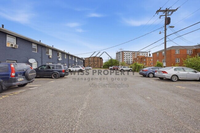 Building Photo - 544 Riverview Dr