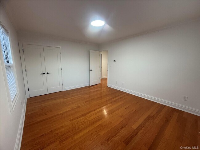 Building Photo - 260 Gainsborg Ave