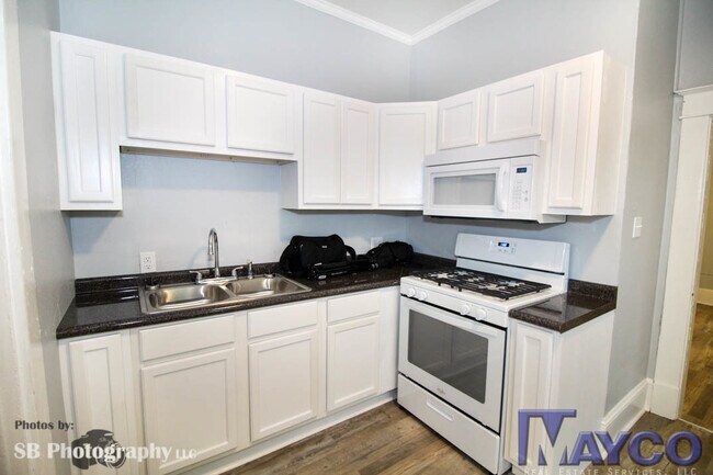 Building Photo - 448 Robinson Pl