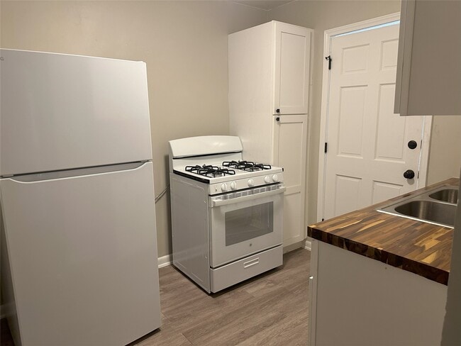 Building Photo - 515 Margil St