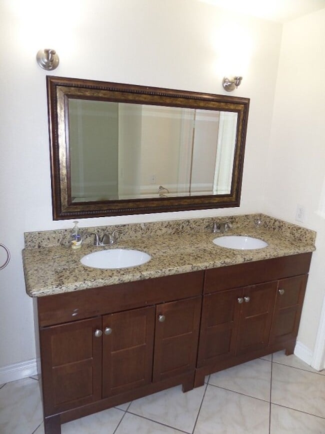 Building Photo - 3 Bedroom-2 Bathroom Single Story Home in ...