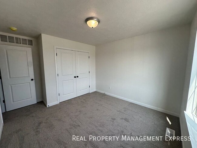 Building Photo - Cozy 2 Bedroom 1.5 Bathroom Townhome