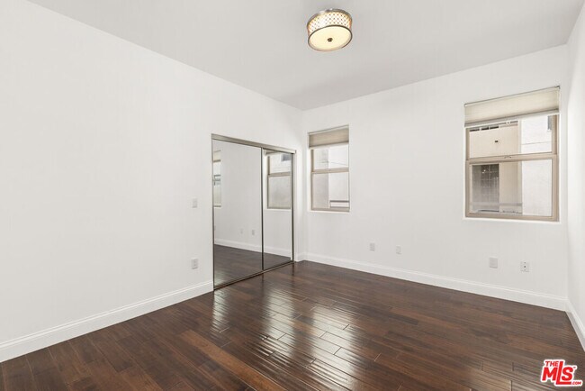 Building Photo - 320 S Swall Dr