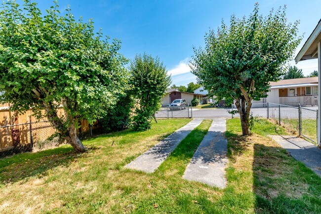 Building Photo - 704 5th Ave SE