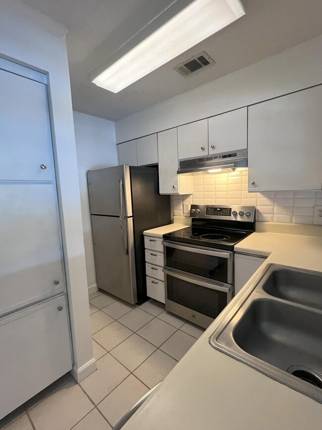 Building Photo - 108 Southlake Ct