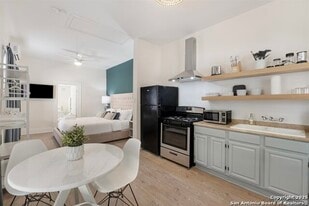 Building Photo - 302 E Cevallos