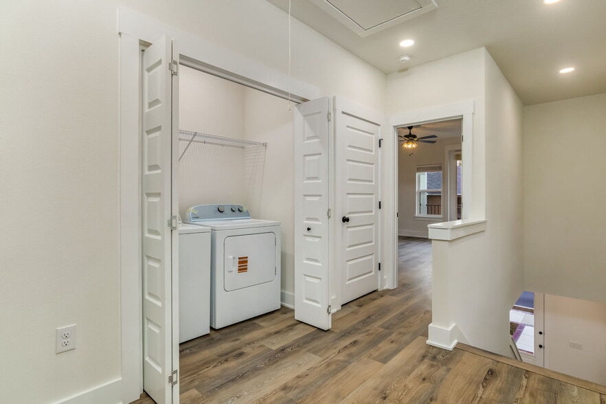 Building Photo - 520 N De Villiers St