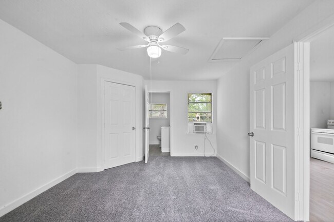 Building Photo - 806 E Emily Ave