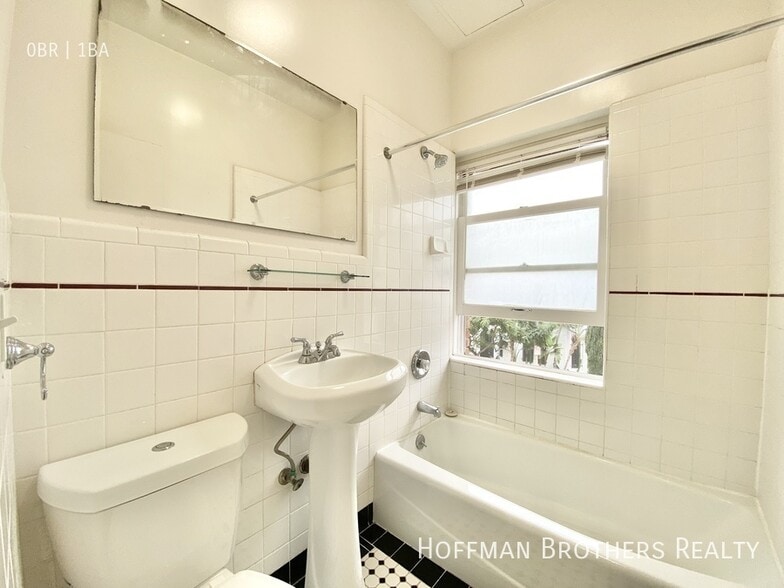 Building Photo - 800 N Las Palmas Ave