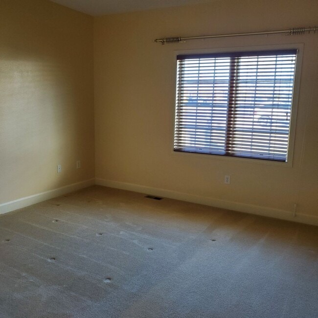 Building Photo - LARGE 3 BED 3 BATH TOWNHOME IN THE DESIRABLE POINTE NEIGHBORHOOD