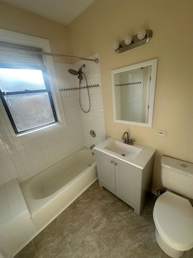 Building Photo - Large 3 bedroom 2 bathroom Condo with Cent...