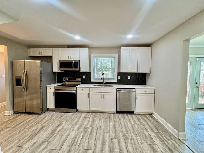 Building Photo - Awesome in Atlanta - 4 Bedrooms