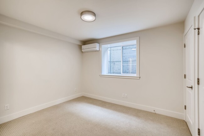 Building Photo - Queen Anne Townhome ~ McGraw Square
