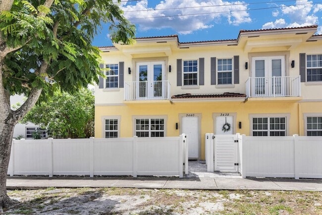 Building Photo - 3432 NE 15th Ave