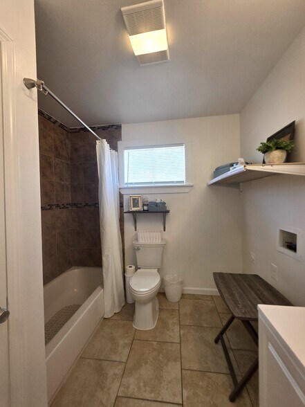 Building Photo - 556 Westwood Dr