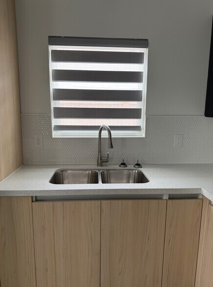 Building Photo - 220 W Campeche Ave