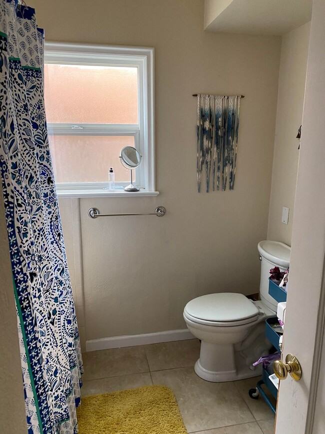 Building Photo - 2-Bed, 2-Bath Cottage PENDING