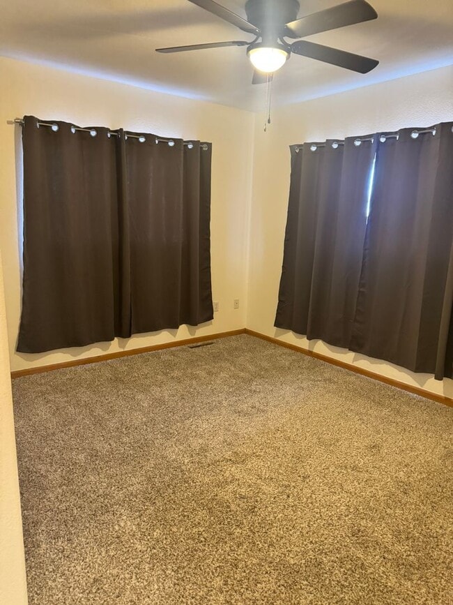 Building Photo - Charming 5 Bedroom