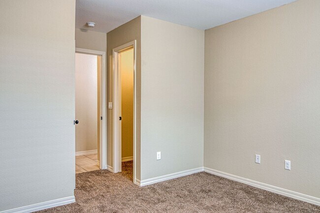 Building Photo - Beautiful East side House Located in Venta...