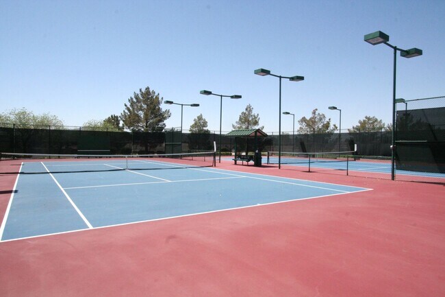 Building Photo - 2 bed w/den, 2 bath, 2 car single story house