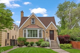 Building Photo - 4550 W Thorndale Ave