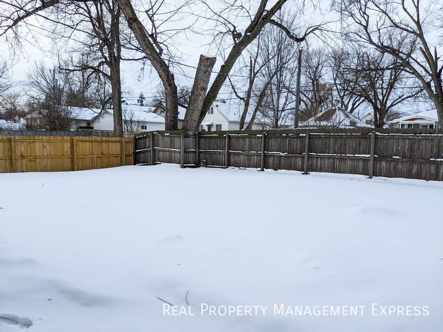 Building Photo - 3 Bed House w/ Fenced-In Yard