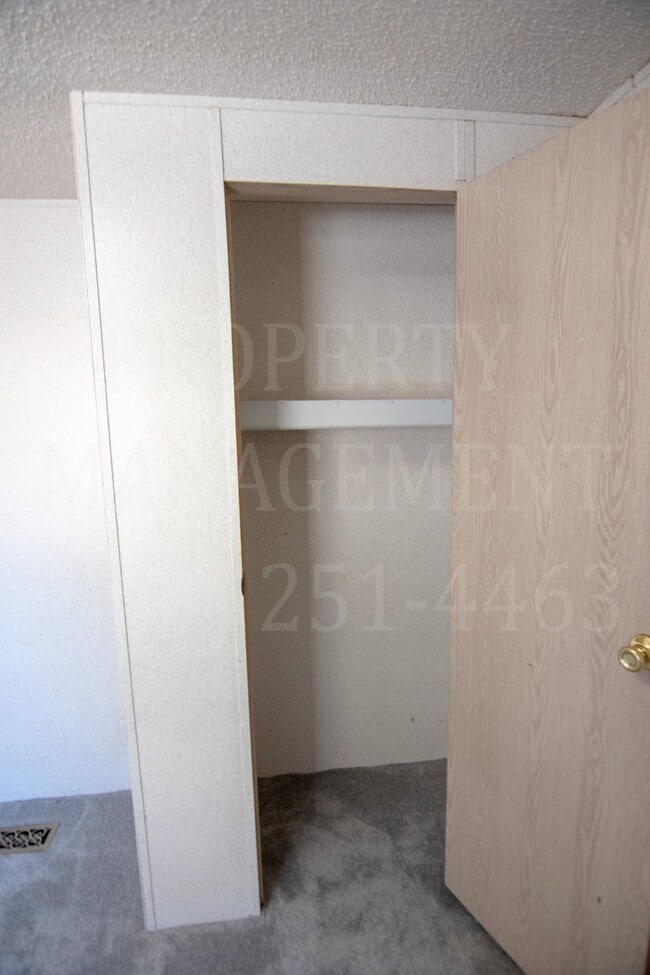 Building Photo - 3 Bedroom 2 Bath