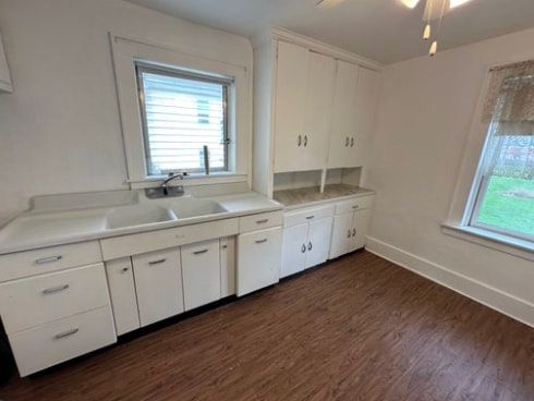 Building Photo - 103 E Park Ln