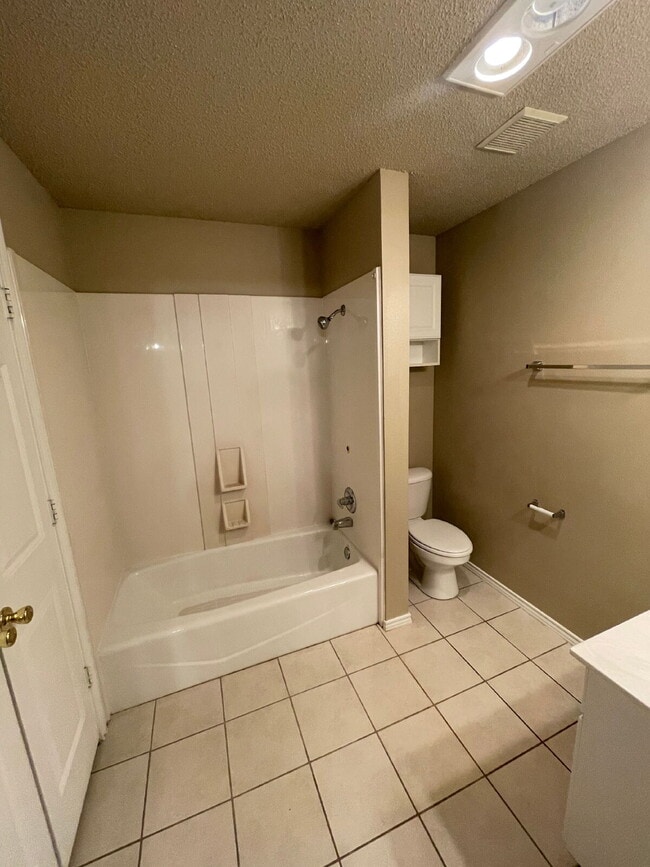 Building Photo - Duplex Located On Cul-De-Sac With A Basement!