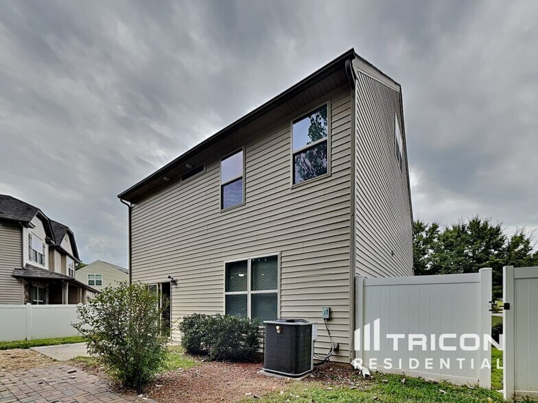 Building Photo - 456 Elaine Pl NW