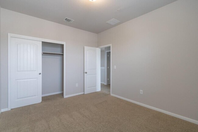 Building Photo - 2880 Donnell Dr