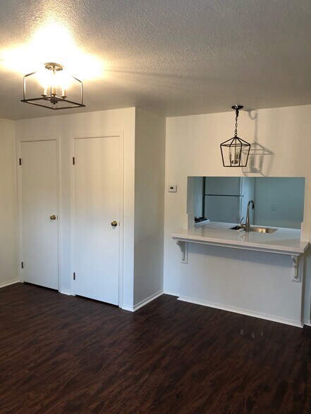 Livingroom - 411 W Dana St