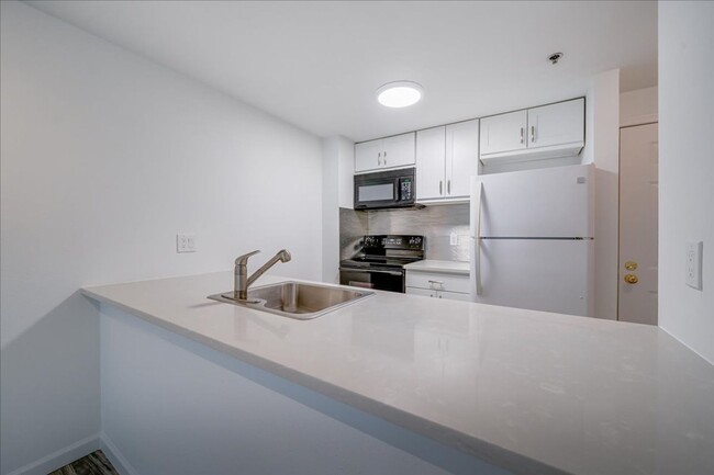 Building Photo - Charming 1 Bed 1 Bath Condo on Capitol Hil...