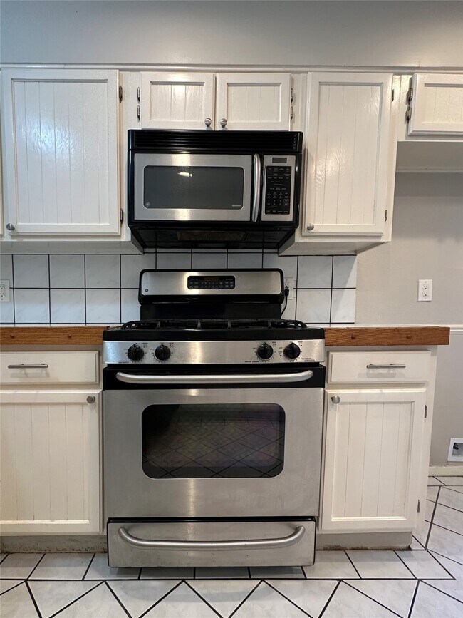 Building Photo - 2016 Royal Oak Pl