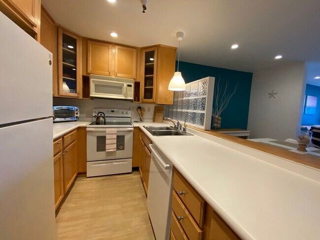 Building Photo - Enjoy coastal living at its finest! Spacio...