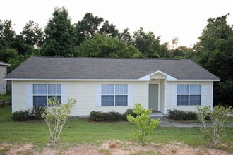 Building Photo - 3BR/2BA Home Near UWF – Wood-Look Flooring, Galley Kitchen, Pet Friendly!