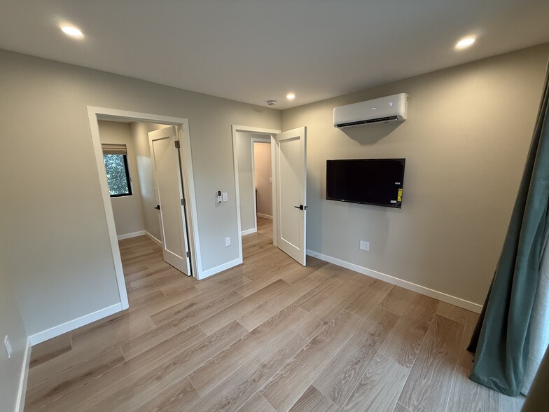 Building Photo - 5780 Violeta Ave