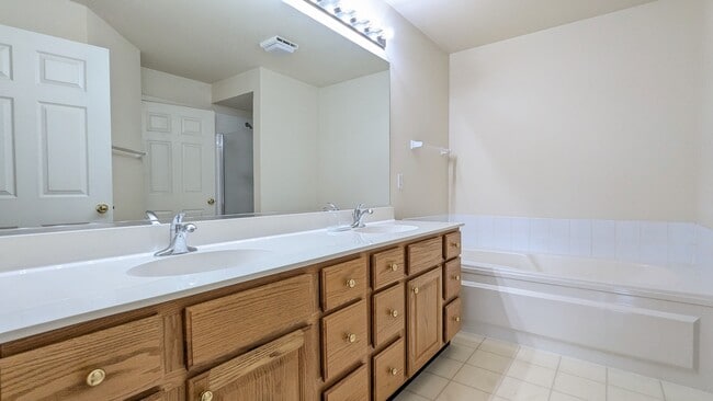 Building Photo - 937 Huntington Dr