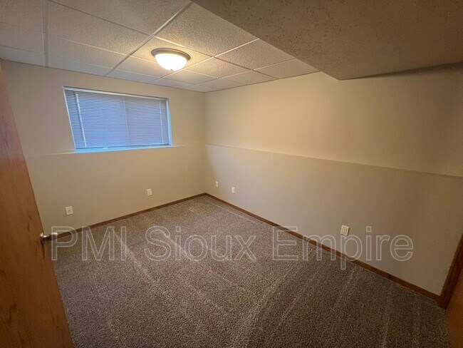 Building Photo - 4829 S Wilson Ave