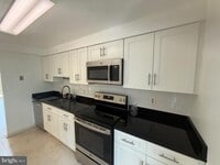 Building Photo - 922 Montgomery Ave