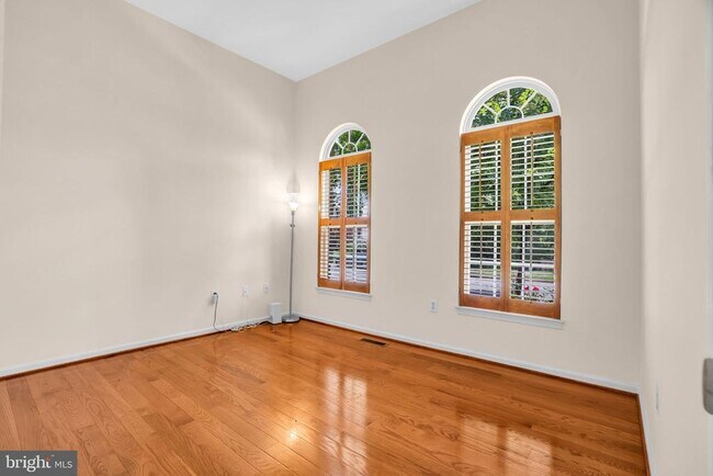 Building Photo - 8142 Tenbrook Dr