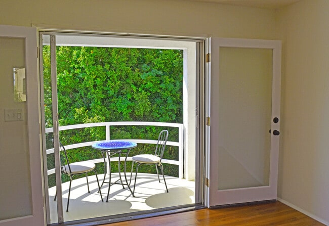Balcony w/french doors/screens - 2330 Malcolm Ave