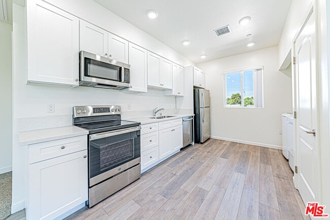 Building Photo - 5912 Satsuma Ave