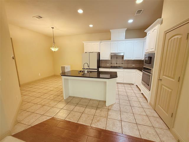 Building Photo - 722 Arbol