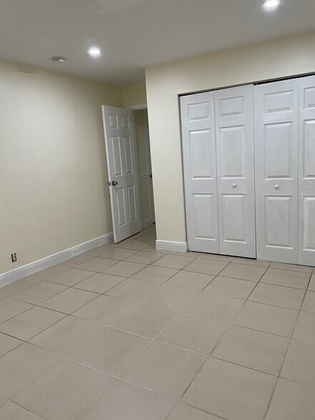 Building Photo - 420 NE 44th St