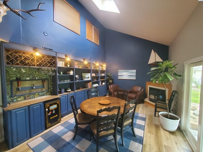 Building Photo - Pet friendly, avail July 1