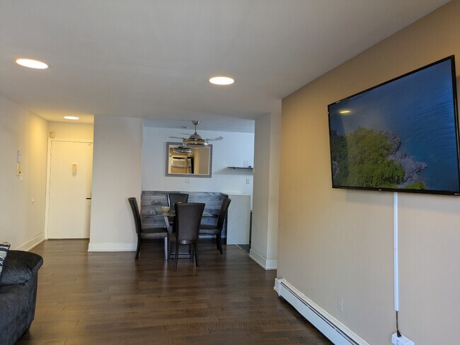 Building Photo - Newly Renovated 1-Bedroom Condo in the Hea...