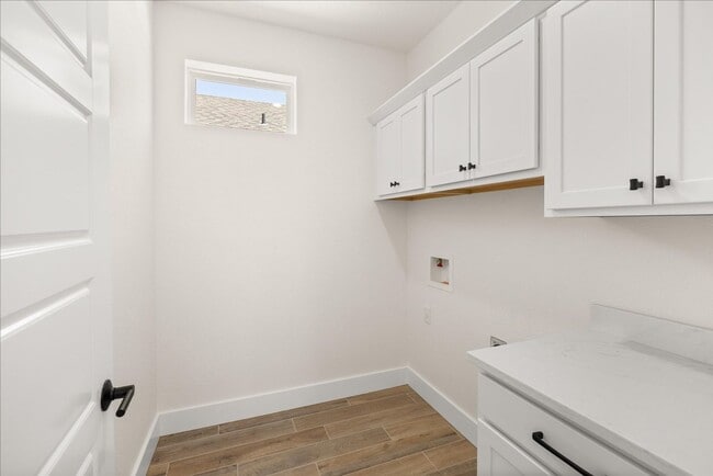 Building Photo - Bright, Spacious, & Beautifully Designed 1 bed 1.5 bath