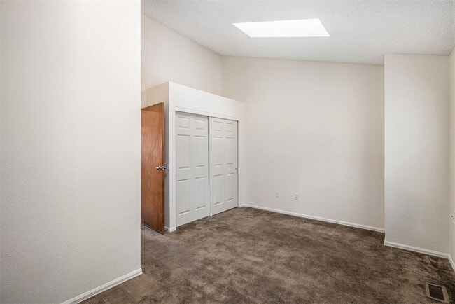 Building Photo - Freshly Painted & Move-In Ready! 2 bedroom - 2.5 Bathroom - Smokey Hill Aurora